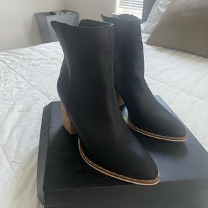 Never worn. Poppy & Stella brand. Size 8. One zipper completely broken off.